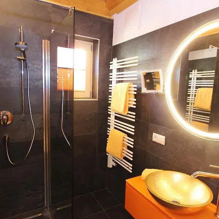 Σαλέ Spacious Chalet In With Jacuzzi *