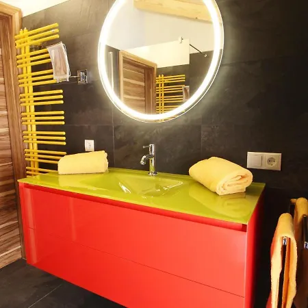Spacious Chalet In With Jacuzzi Σαλέ *
